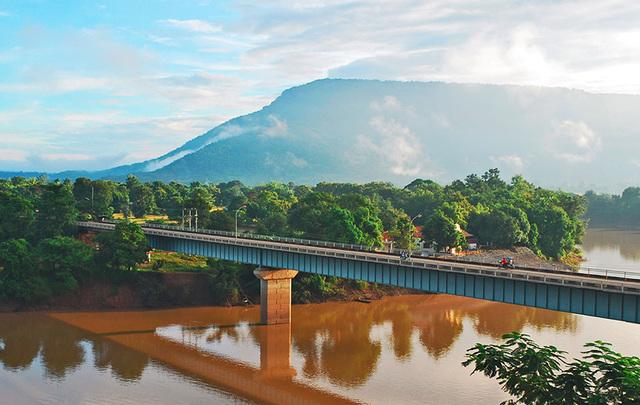 19__The_Laos-_Japanese_Friendship_bridge.jpg