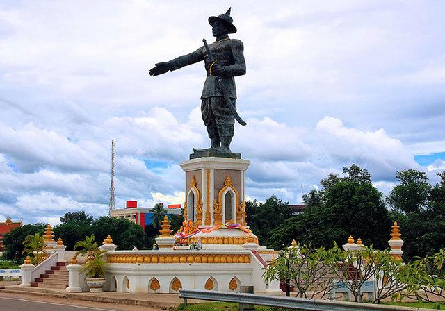 2__Vientiane_-_King_Chao_Anouvong_1.jpg