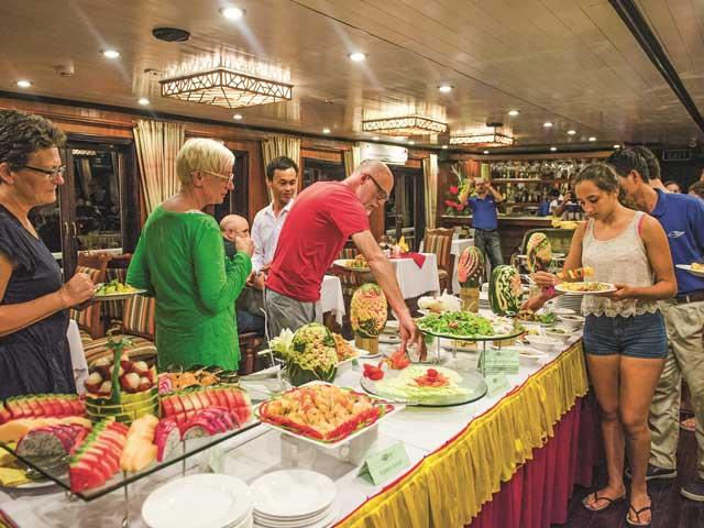 3land-dinner-on-halong-bay-cruise.jpg