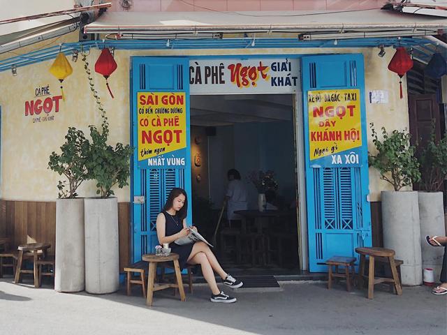 640x480_Saigon_people_2_-_Cafe.jpg