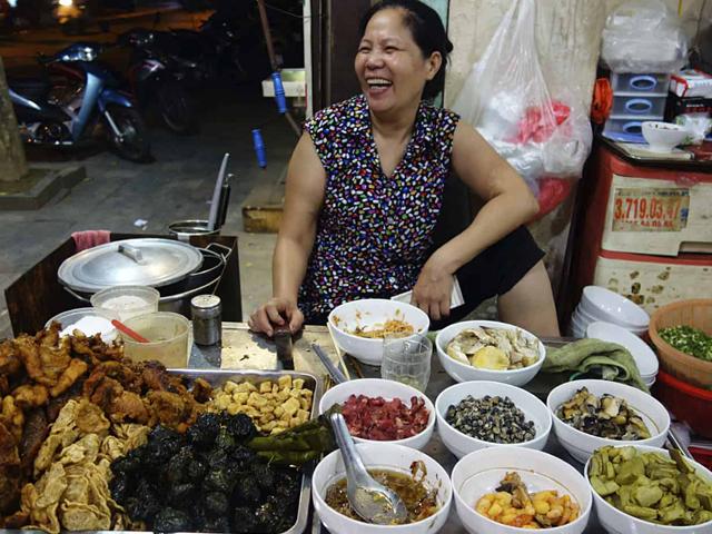 640x480_Saigon_people_3-_food_street1.jpg