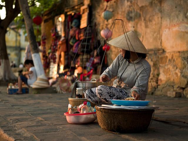 640x480_Saigon_people_4-_food_street2.jpg