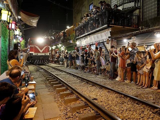 640x480_Train_railway_hanoi_cafe_2-min4.jpg