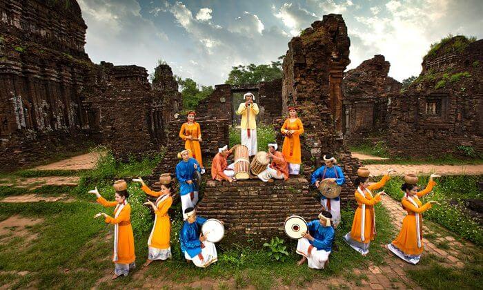 Gentle-and-flexible-Champa-dance-at-My-Son.jpg