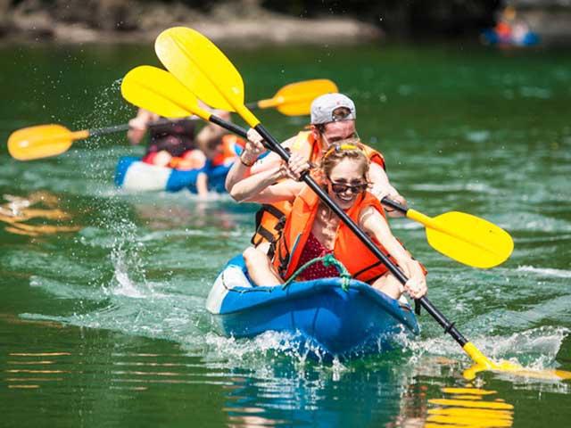 Kayaking-in-Halong-bay21.jpg