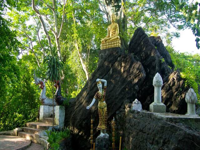 Mount-Phou-Si-Wat-Tham-Phou-Si-011.jpg
