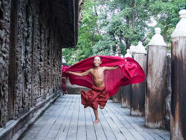 Shwenandaw-Monastery-monk.jpg