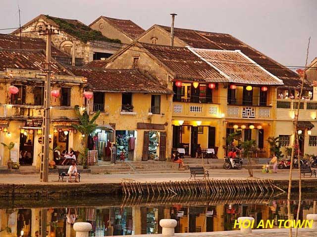 Vietnam-Hoian_town1.jpg