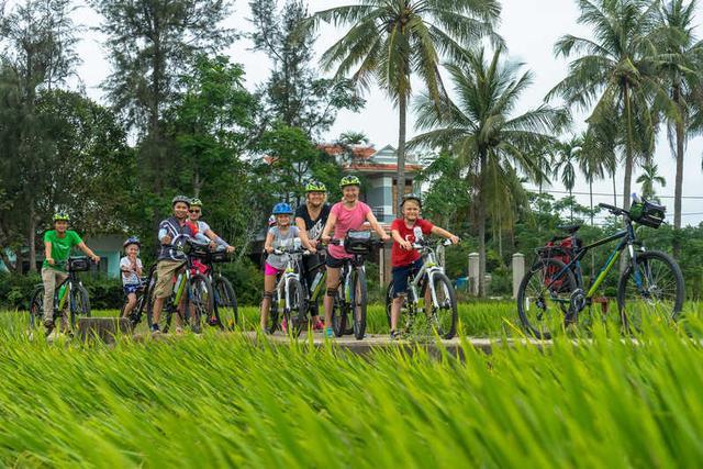 duong lam biking.jpg