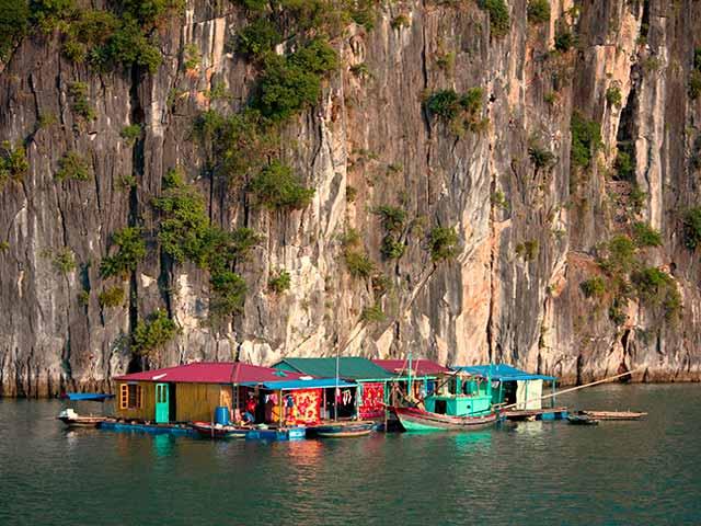 floating_houses_halong_bay.jpg