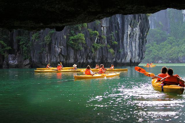 halong kayaing school.jpg
