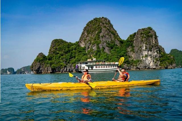halong kayak-1.jpg