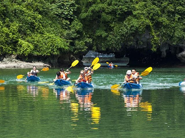 halong kayaking.jpg
