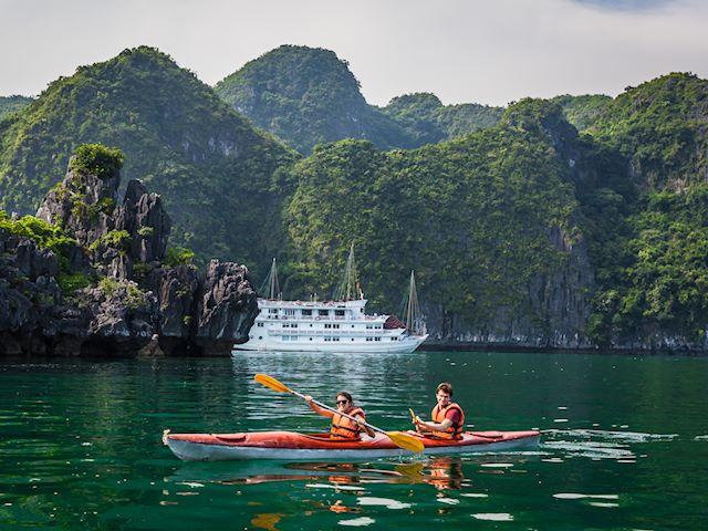 halong_kayaking2.jpg