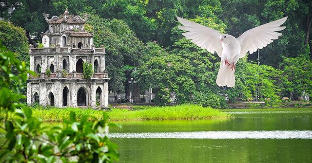 hoan kiem lake.jpg