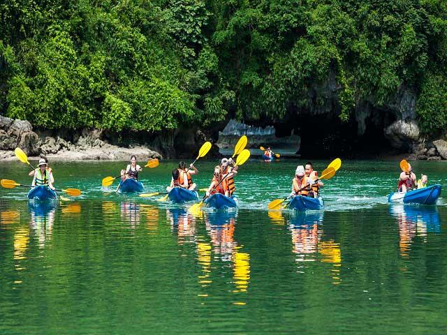 kayaking-in-halong-bay-4.jpg