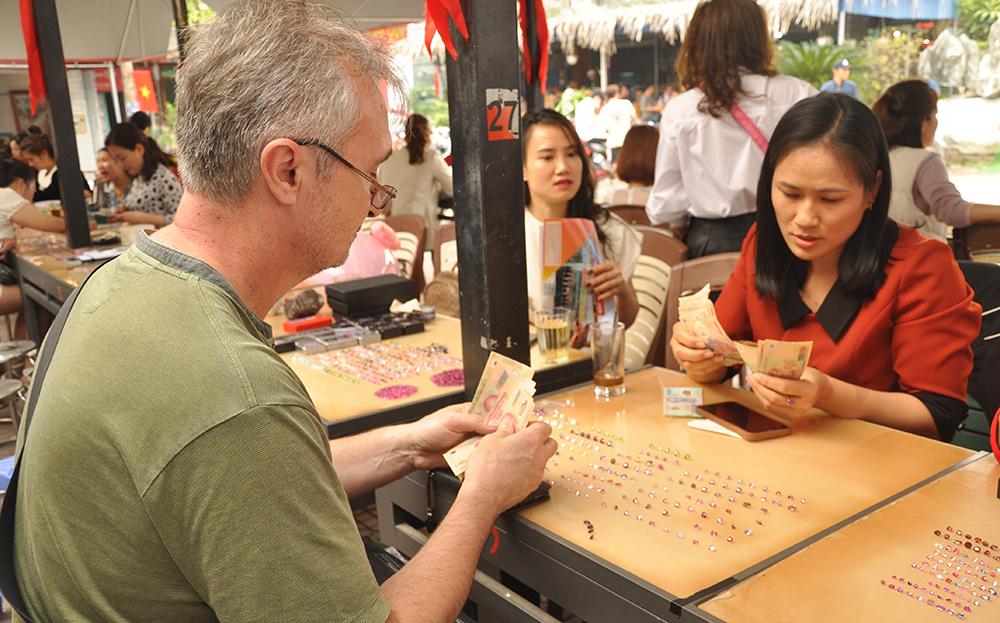luc yen gemstone market.jpg
