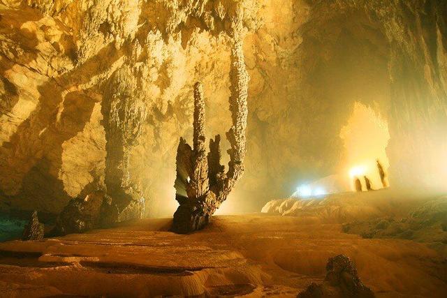nguom-ngao-cave exploring.jpg
