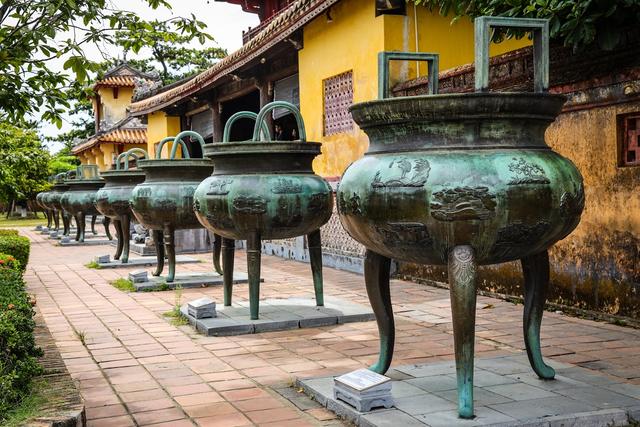 nine urns-1.jpg