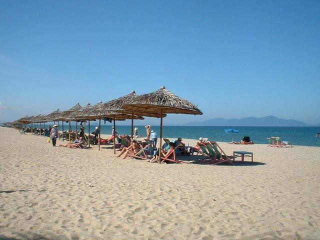 vietnam-hoian_beach.jpg