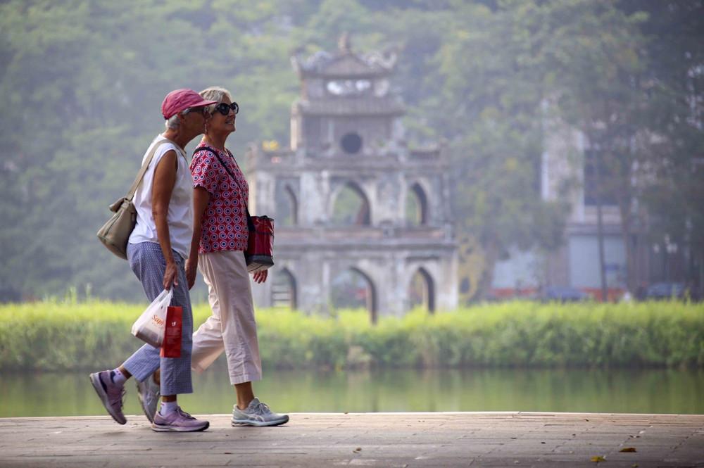 walking ảound hoan kiem lake.jpg