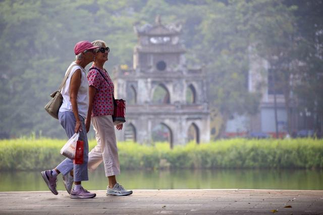 walking ảound hoan kiem lake.jpg
