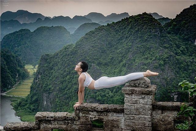 20190607-voi-nhung-tu-the-tap-yoga-cuc-kho-tren-dia-hinh-hiem-tro-o-khu-du-lich-ninh-binh-1.jpg