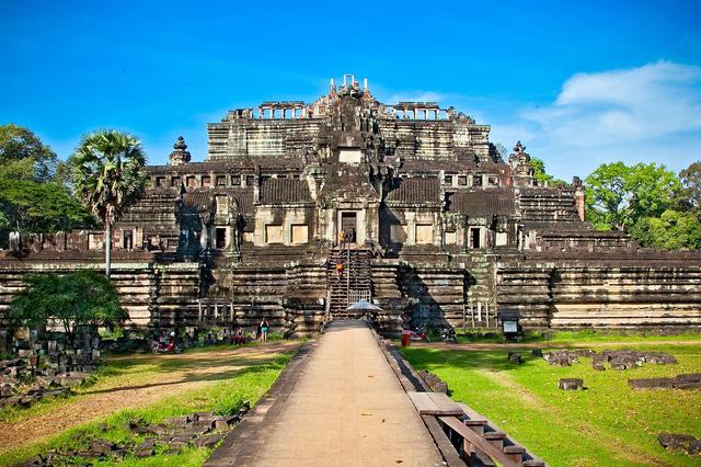 Baphuon temple Cambodia.jpg