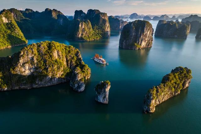 halong bay.jpg