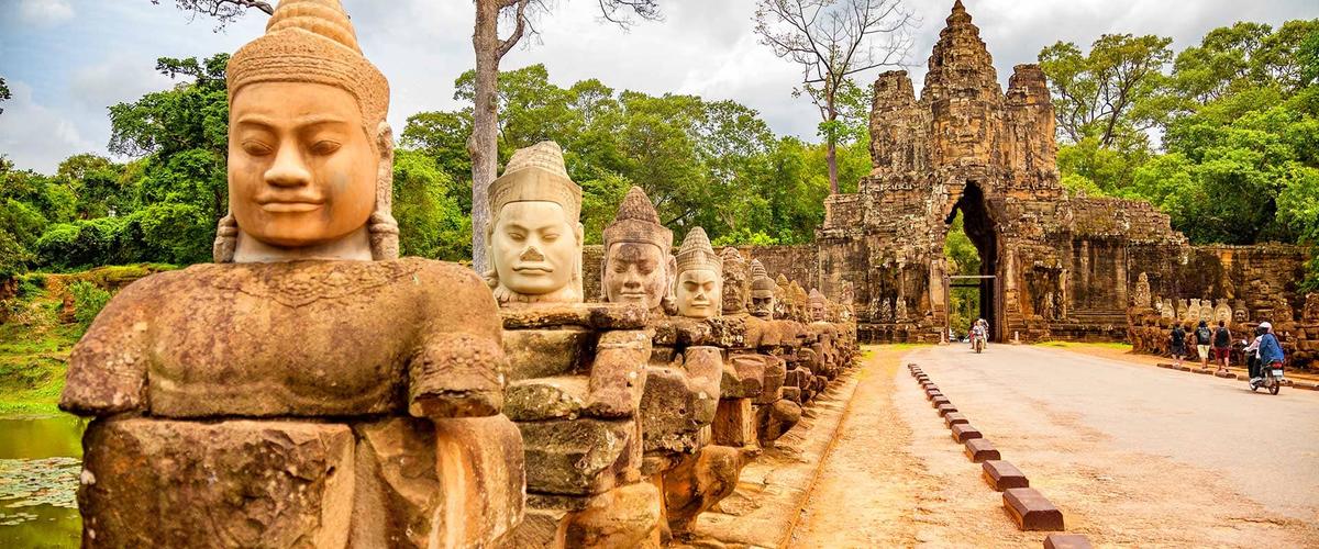 hc-a-as-cambodia-angkor-thom-entry-gate-and-statues-599671451-s-12-5-1-1.jpg