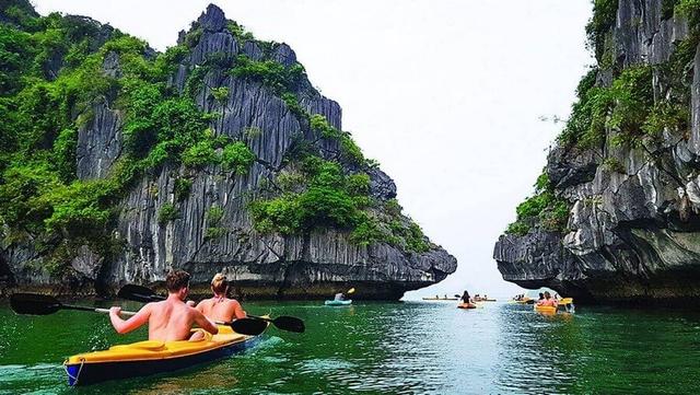 kayaking-in-Vinh-Lan-Ha-Bay-2.jpg