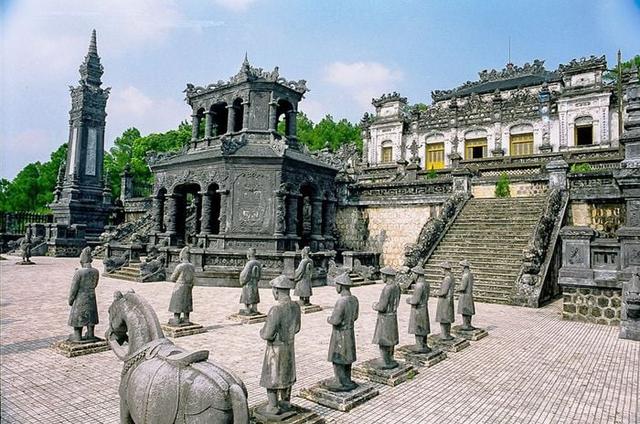 khai-dinh-tomb-8_1677601552-1.jpg