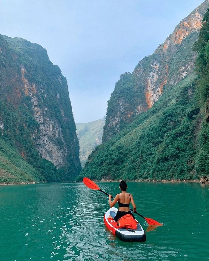 Kayaking on Nho Que River