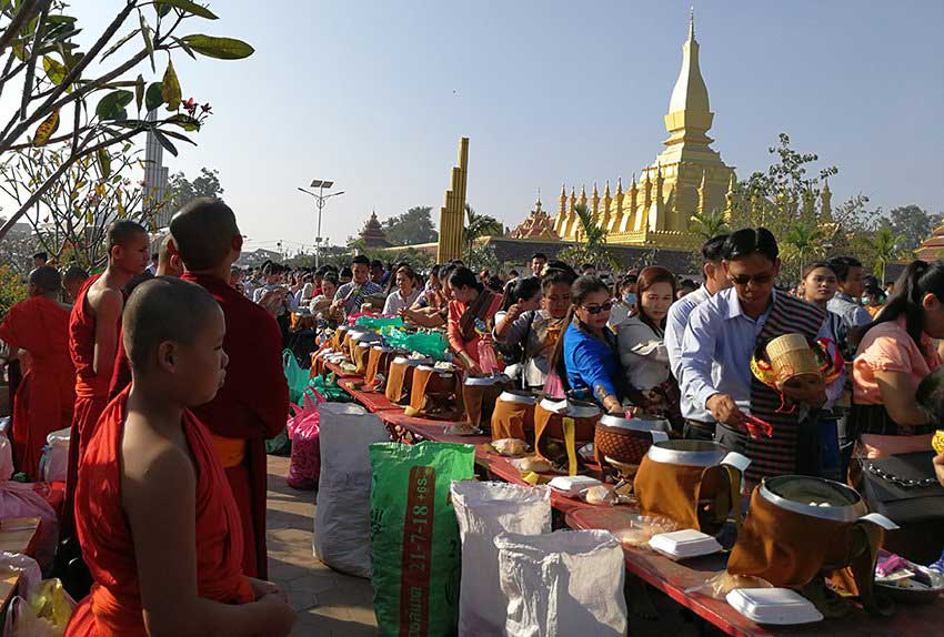 Pha-That-Luang-Festival-almsgiving-in-Laos