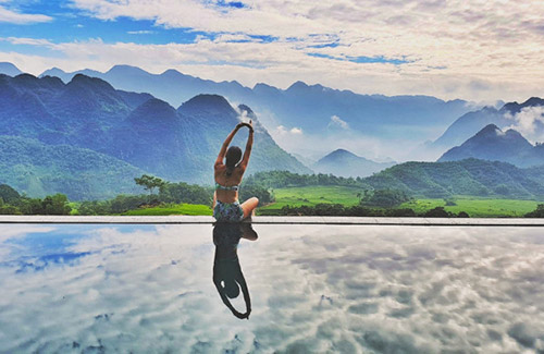 Welcome a fresh day in the infinity pool of Puluong Retreat