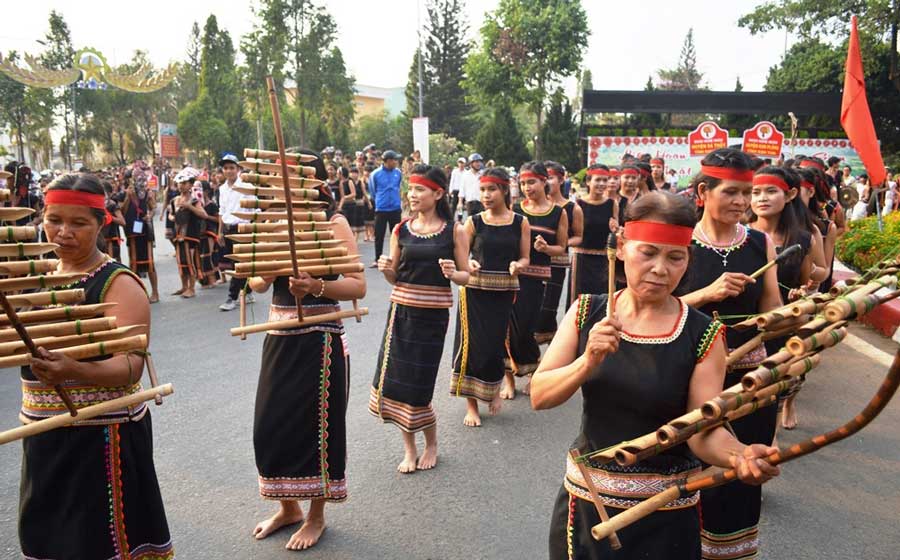 gong-festival-in-vietnam-highland-on-street-threeland