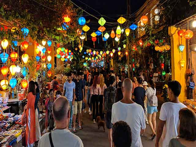 Dazzling Vietnam’s night markets