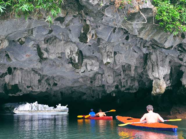 Don't Miss Out The Gorgeous Ha Long Bay Caves In Your VietNam Holiday Packages