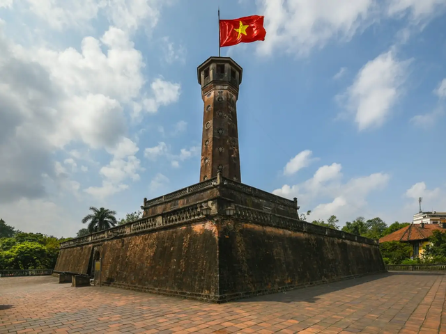 Discover Hanoi Flag Tower - a relic of the glorious and heroic history 